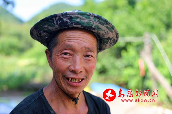 1.山里漢子武明雨身殘志堅 孝心感動鄰里.jpg