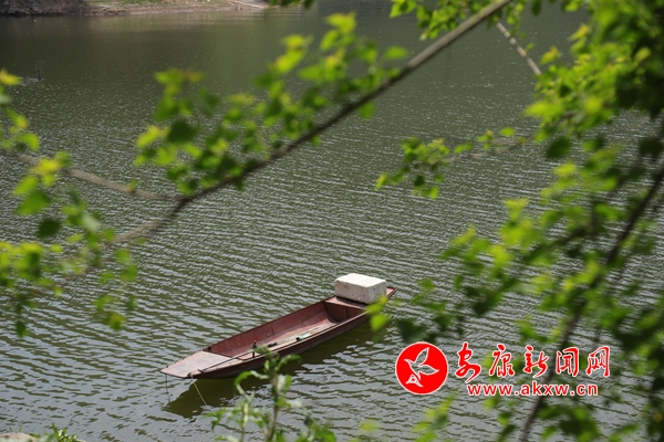 ���Ӵ�ɫ  һ�~С�۷��p��