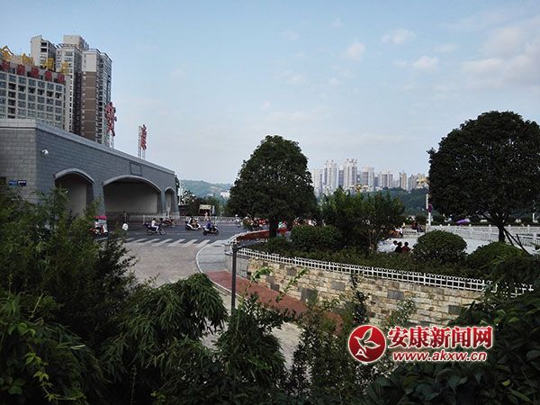 ���B����