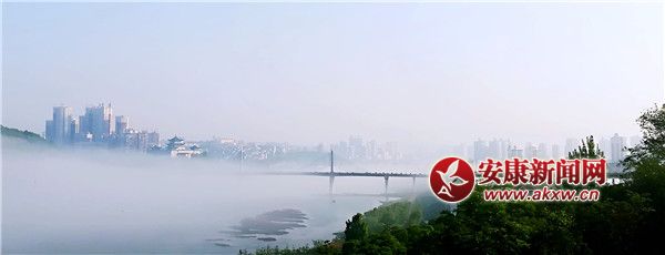 1.近日,安康市區漢江流域早晚溫差變化十分明顯,人們早晚穿長袖,中午穿短袖,高山穿棉衣,低山穿襯衫,人們似乎都要在一天之